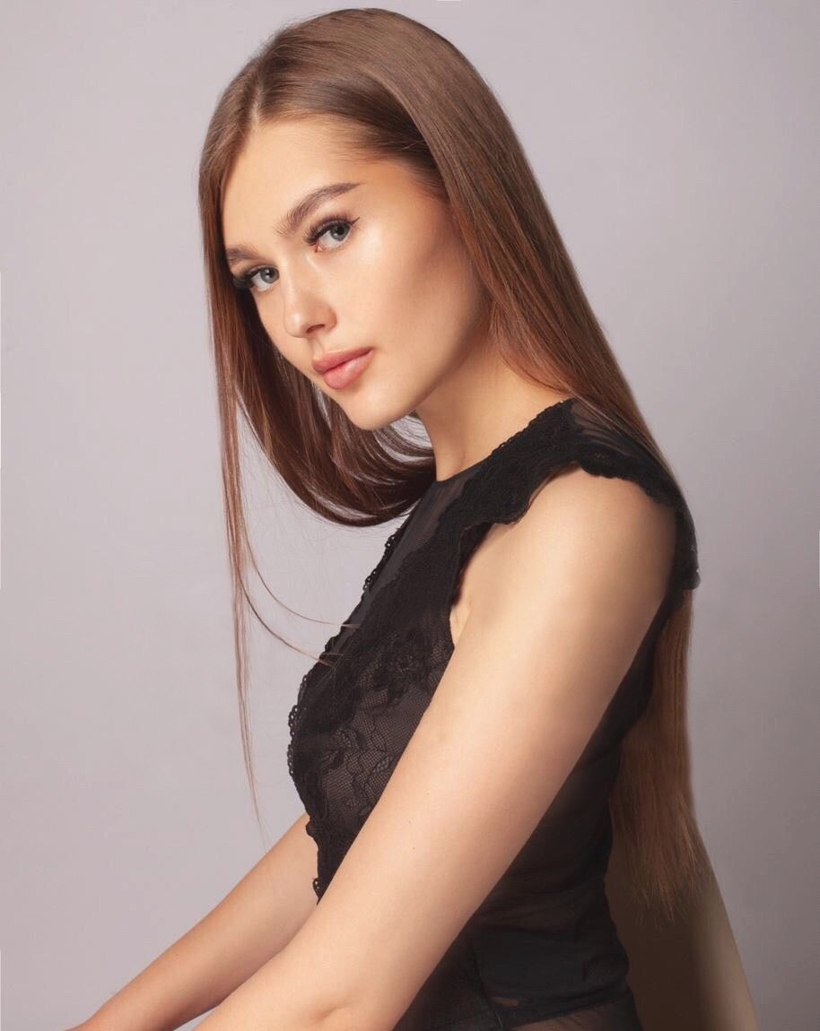 Аня привлекальеная девушка из Петрово-Красноселья цена от 3500 руб