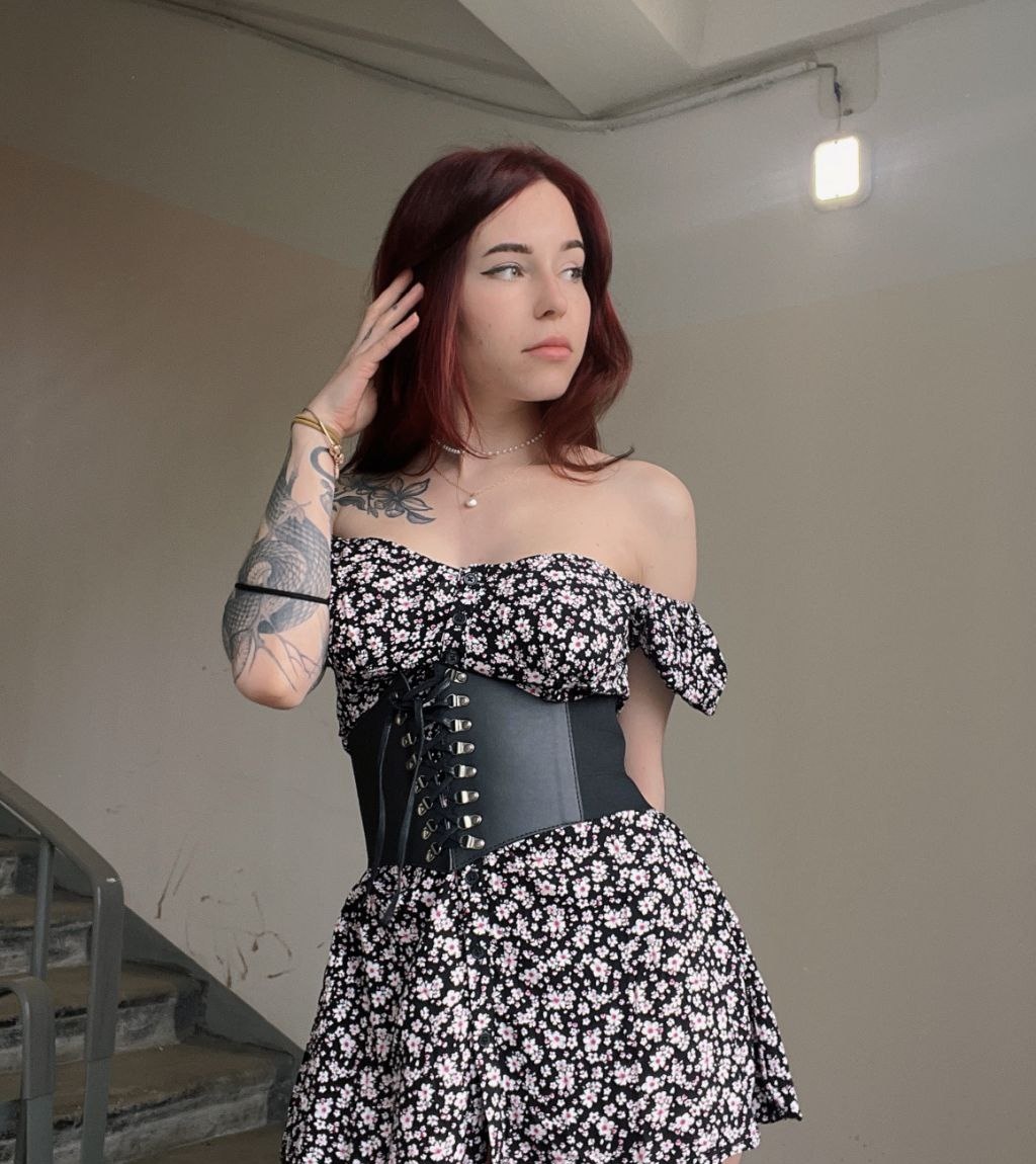 Кристи привлекальеная девушка из Петрово-Красноселья цена от 3000 руб